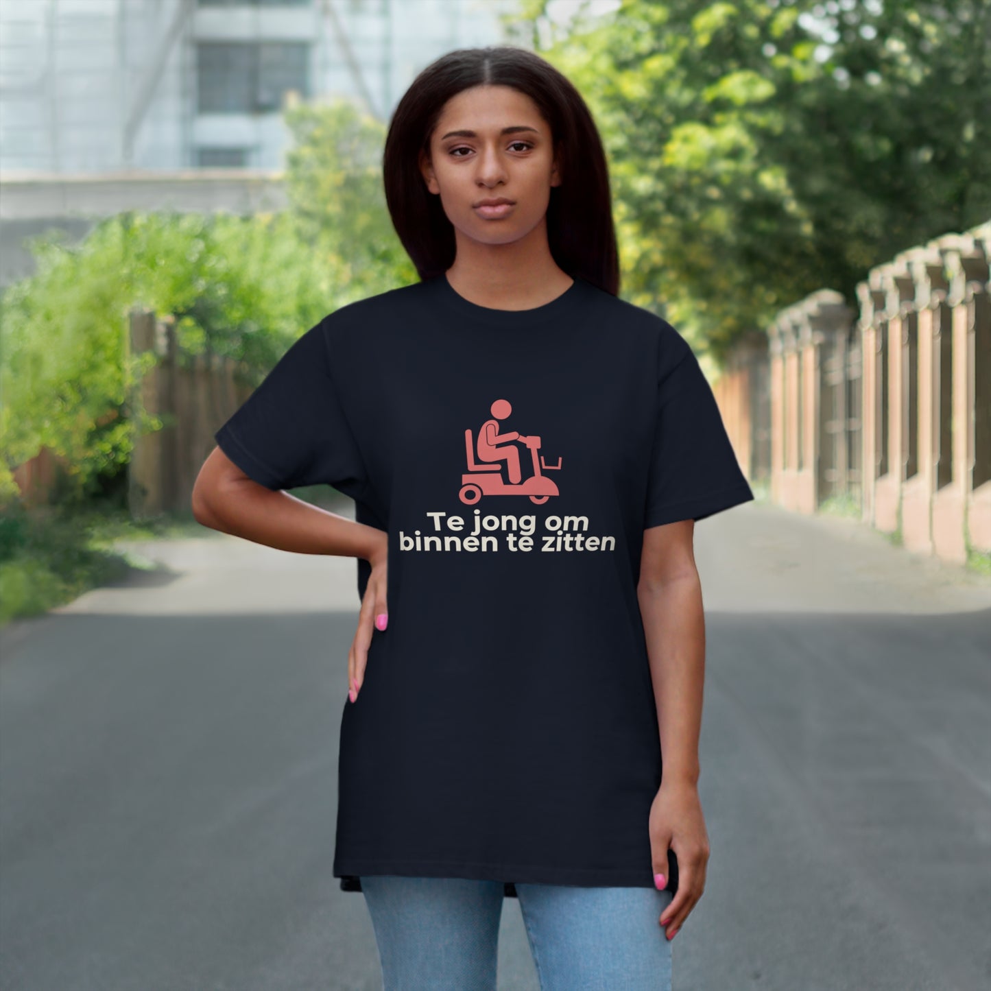 Uniseks T-Shirt - 'Te jong om binnen te zitten'