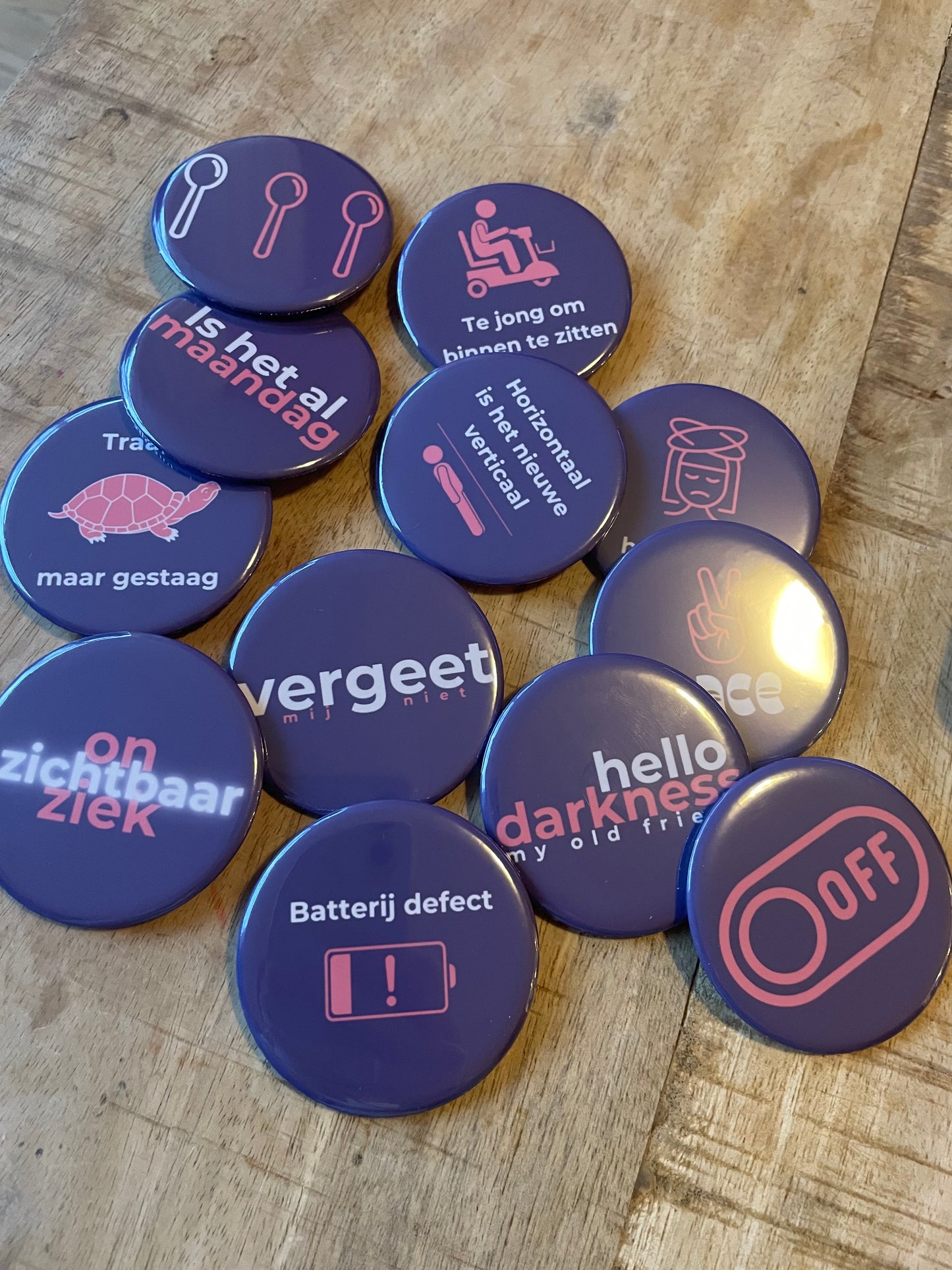 Button te jong om binnen te zitten
